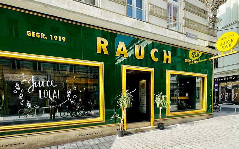 Die Rauch Juice Bar in der Neubaugasse 13, 1070 Wien, versorgt mit frischgepressten Fruchtsäften und kleinen Snacks.