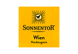 Im Logo von SONNENTOR Neubaugasse geht die Sonne auf.