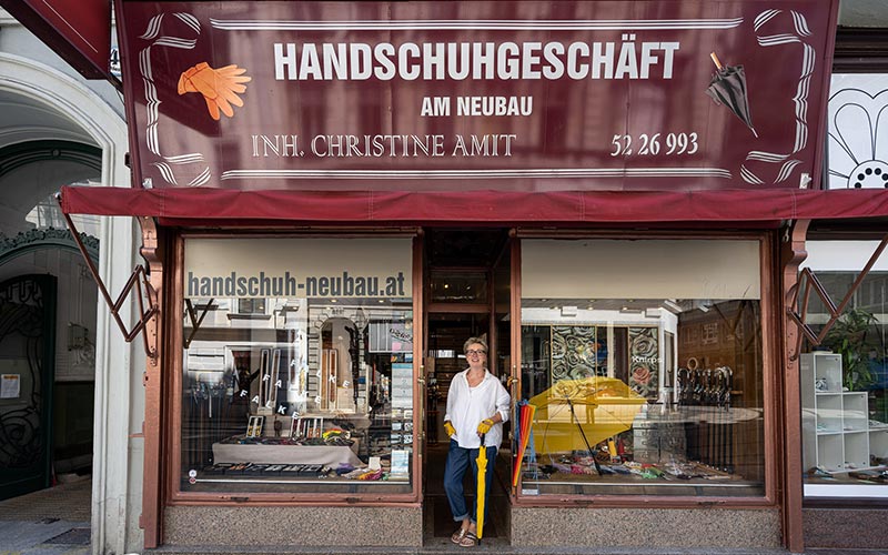 Gabi Budweiser führt das Handschuhfachgeschäft am Neubau mit ganz viel Herz und Leidenschaft.