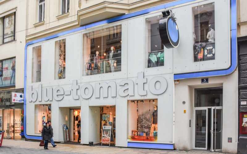 Blue Tomato in der Neubaugasse 3, 1070 Wien bietet Gear für Snowboard, Surfen, Freeski und mehr an.