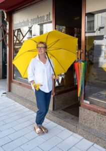 Gabi Budweiser führt das Handschuhgeschäft in der Neubaugasse mit Hingabe und Leidenschaft.