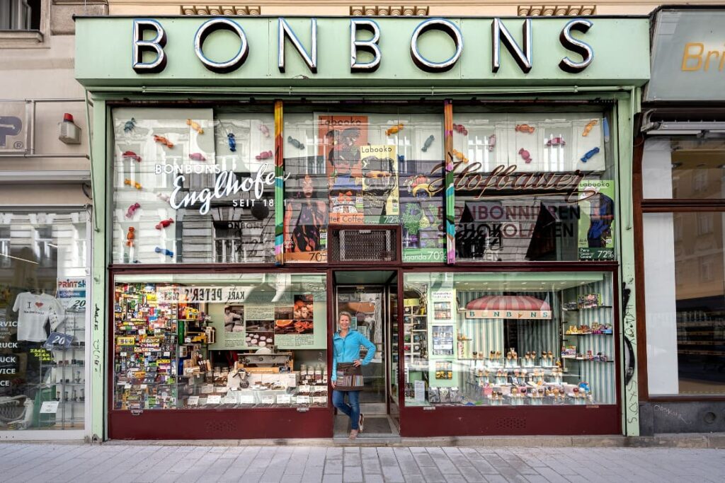Das Bonbons-Geschäft in der Neubaugasse 18 ist ein berühmtes Zuckerlgeschäft in Wien Neubau das auch vegane und laktosefreie Schokolade anbietet.