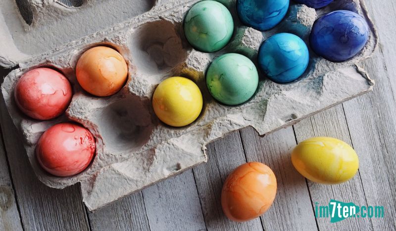 Zu Ostern dürfen bunt gefärbte Ostereier auf dem Frühstückstisch nicht fehlen.
