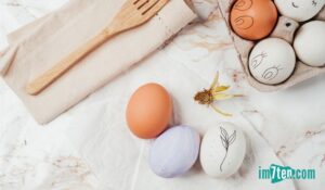 Einfach Bastelidee für Ostern: handbemalte Eier.