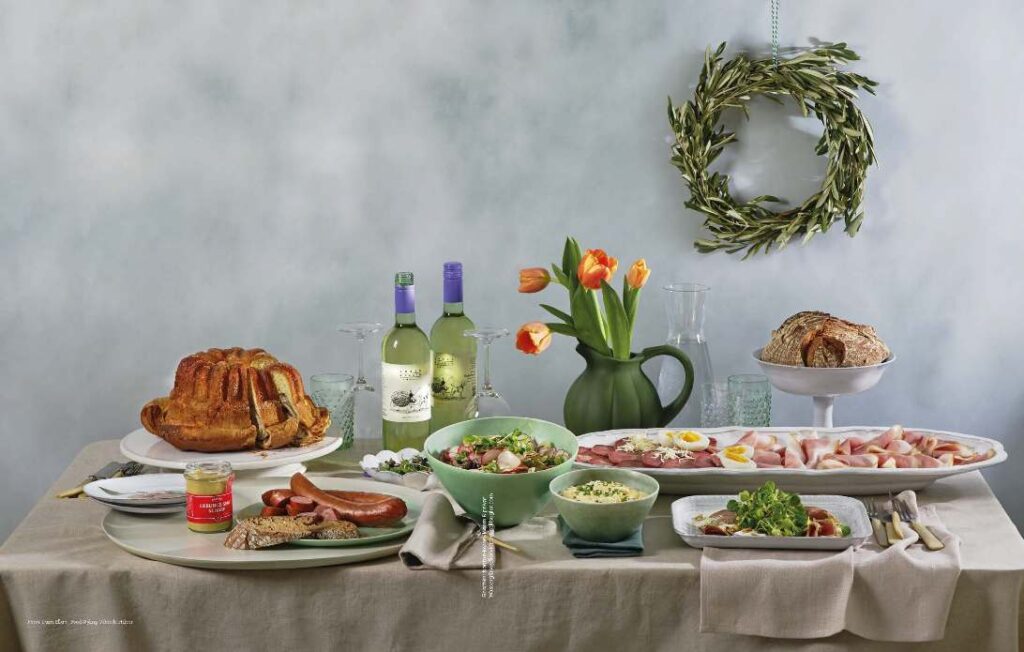 Ein reich gedeckter Tisch gehört zum traditionellen Osterfrühstück. Mit herzhaftem Schinken und saftigem G'selchten von Radatz in der Neubaugasse.