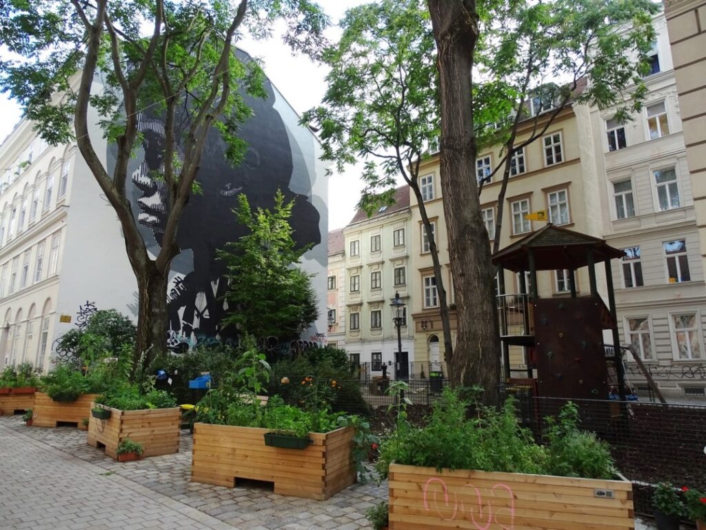 Blick auf den Gutenbergpark im 7. Bezirk von der Kirchberggasse aus. Foto: © Veronika Fischer