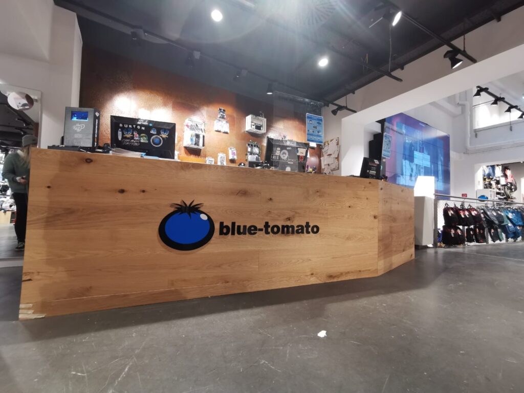 Entdecke den Blue Tomato Store in der Neubaugasse 2, 1070 Wien, für mehr Sportabenteuer in deinem Leben.