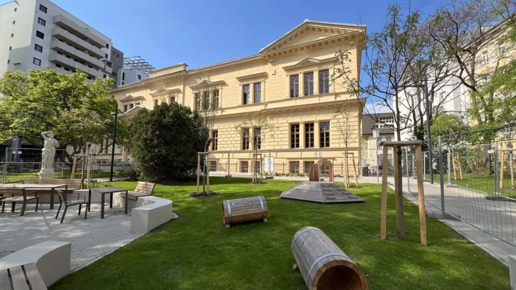 Der Sophienpark liegt vor dem Kenyonpavillon. Foto: © BV7