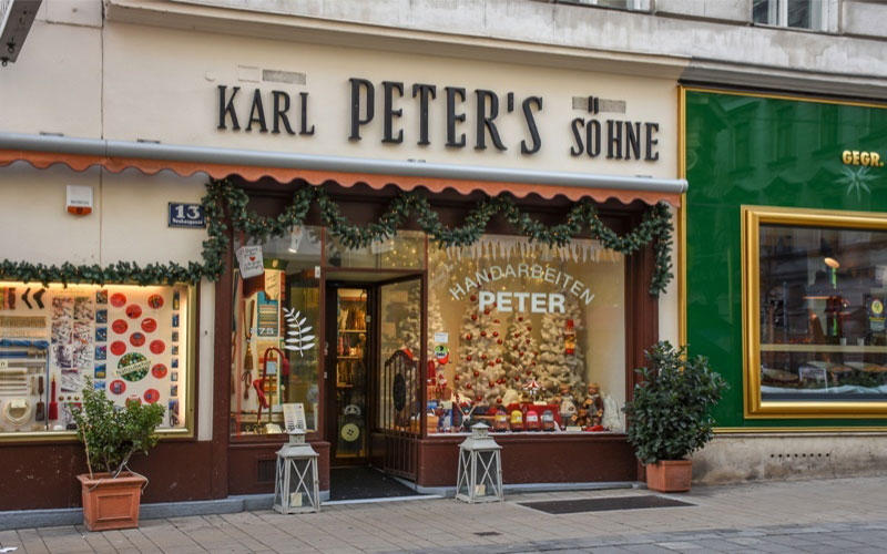 Karl Peter’s Söhne ist eines der ältesten Geschäfte Wiens. In der Neubaugasse 13, 1070 Wien, findest du Handarbeitswaren, Kurzwaren, Spieluhren und Gobelinstickereien.