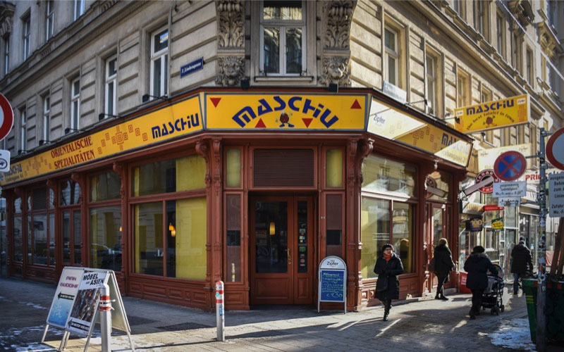 Das Wiener Lokal Maschu Maschu in der Neubaugasse 20 Ecke Lindengasse im 7. Bezirk verwöhnt seine Gäste mit orientalischen Spezialitäten.