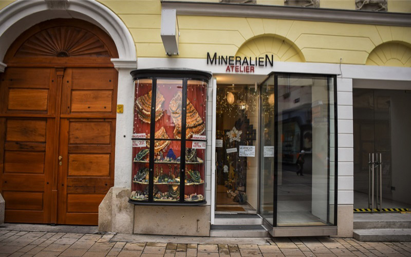 Im Mineralien Atelier in der Neubaugasse 16, 1070 Wien, findest du Schmuck aus seltenen und einzigartigen Mineralien.