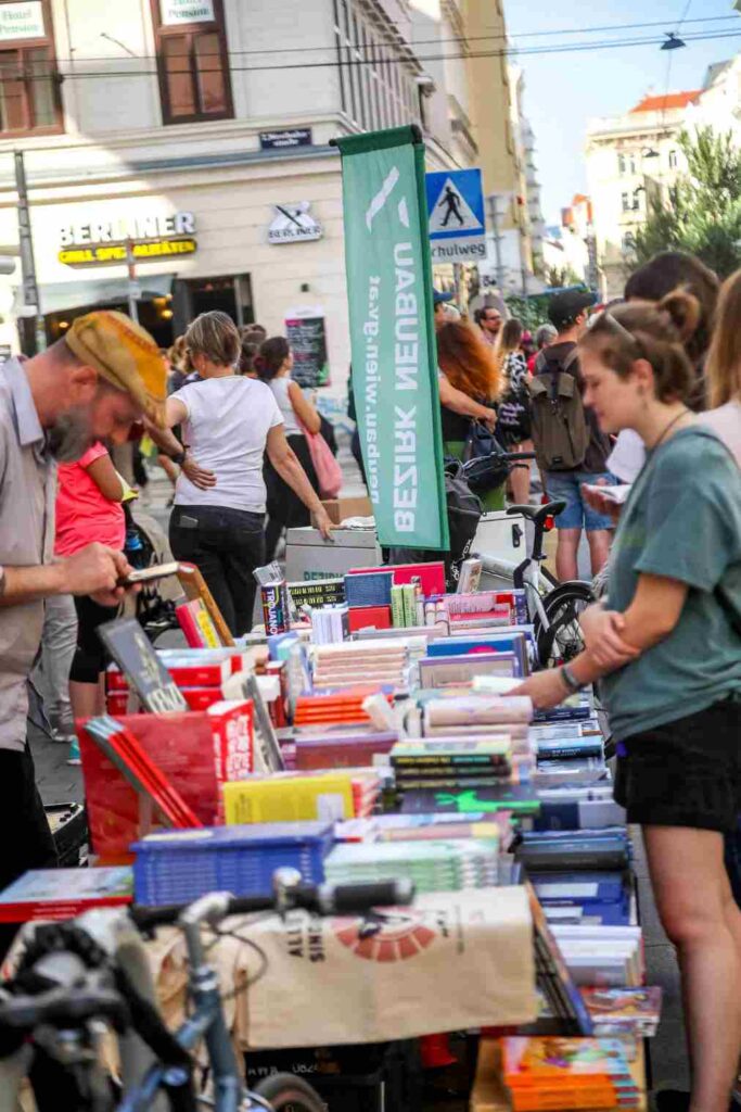 Bei der Literaturmeile in der Zieglergasse können auch gleich neue Bücher erworben werden. Foto: © Christian Fürthner