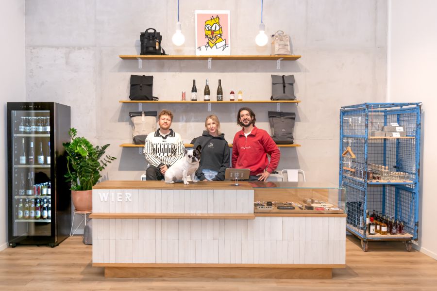 Linus, Cathi und Thomas im WIER im Hof Store, Foto: © Michaela Krauss-Boneau