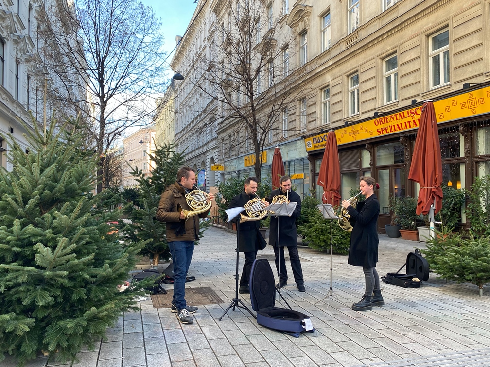 Am 24. Dezember 2025 spielt das Hornquartett des Primavera Festivals Wien an mehreren Stationen weihnachtliche Klänge. Foto: © Primavera Festival Wien