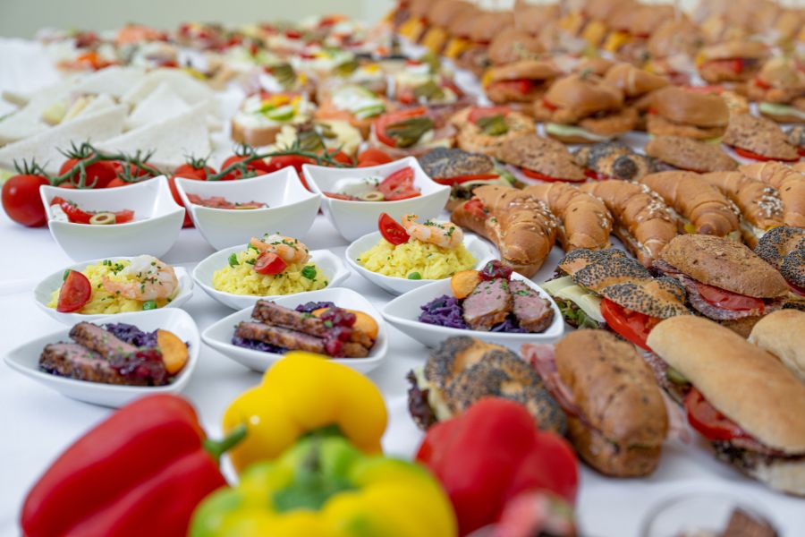 Verwöhnte deine Gäste bei Hochzeit, Taufe, Firmenevent, Gleichenfeier oder Messe mit einem catering von froemmel's.