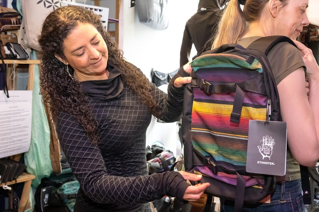 Während der Beratung kann man von Nura auch mehr über die Herkunft der Produkte und die Vision der jeweiligen Unternehmen erfahren. Foto: © Michaela Krauss-Boneau