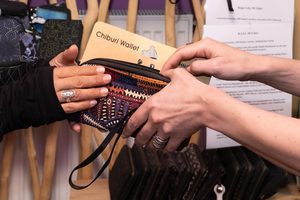 Nachhaltige Produkte wie Taschen, Kleidung und Pflegeprodukte findet ihr im Aurinshop. Foto: © Michaela Krauss-Boneau