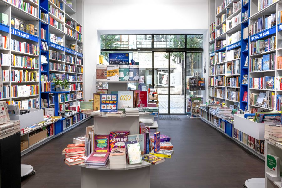 Willkommen in der Buchhandlung KRAL in der Neubaugasse 29, 1070 Wien.