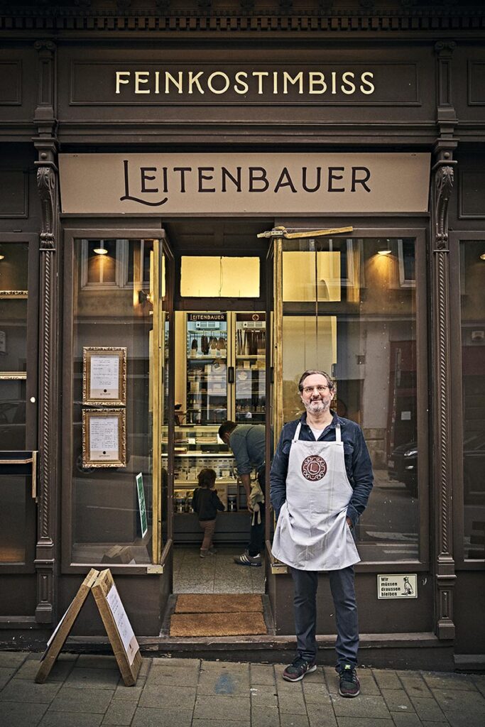 Georg „Schurli“ Leitenbauer führt den Feinkostimbiss in der Neubaugasse 71, 1070 Wien.