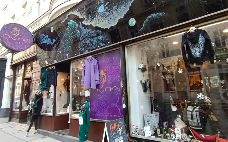 Der Aurinshop im Siebensternviertel in der Kirchengasse 25, 1070 Wien, führt ausgewählte Produkte mit Nachhaltigkeitsanspruch.