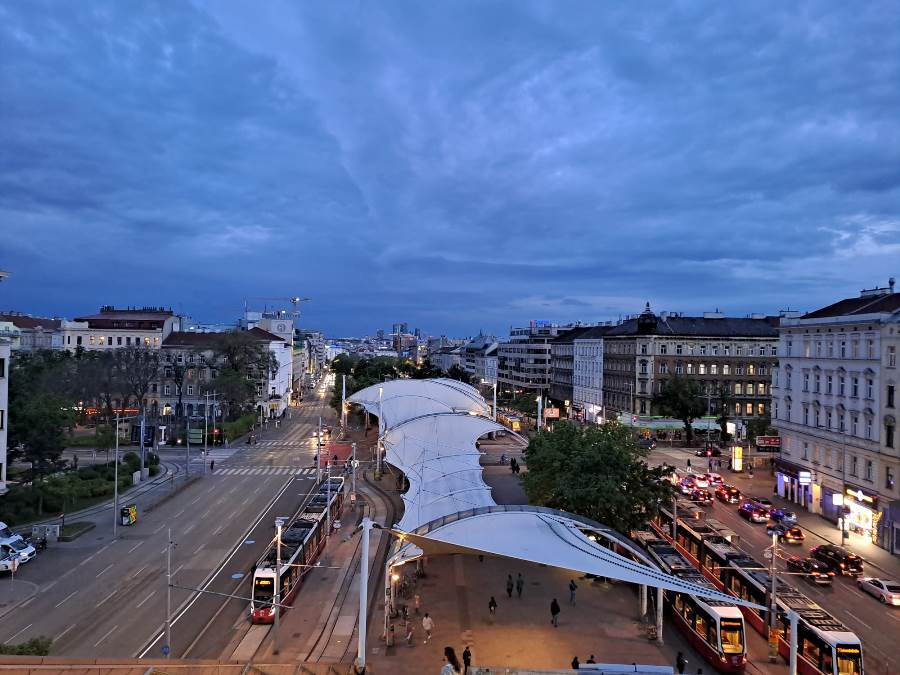 Blick von der Hauptbücherei: Eine faszinierende Perspektive über den Urban-Loritz-Platz, der das urbane Leben in all seiner Vielfalt widerspiegelt. © Verena Lukanz