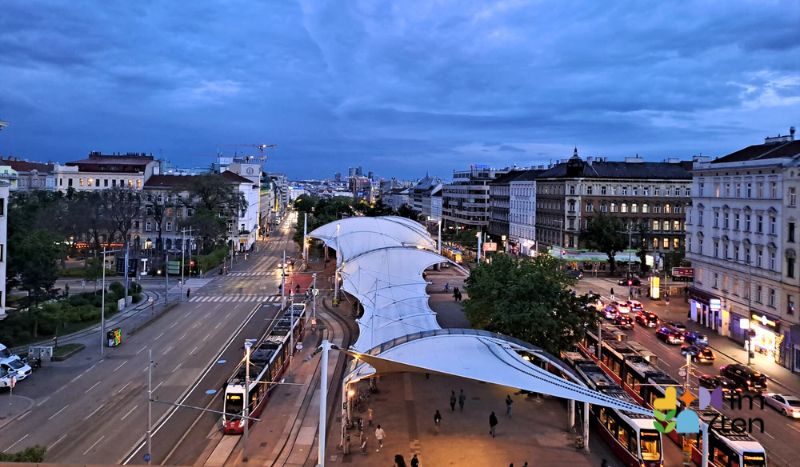 Das ist der 7. Bezirk bei Nacht: Der Urban-Loritz-Platz in der Dämmerung von oben. © Verena Lukanz