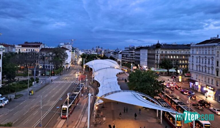 Das ist der 7. Bezirk bei Nacht: Der Urban-Loritz-Platz in der Dämmerung von oben. © Verena Lukanz