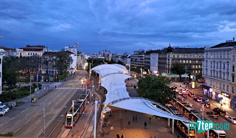 Das ist der 7. Bezirk bei Nacht: Der Urban-Loritz-Platz in der Dämmerung von oben. © Verena Lukanz