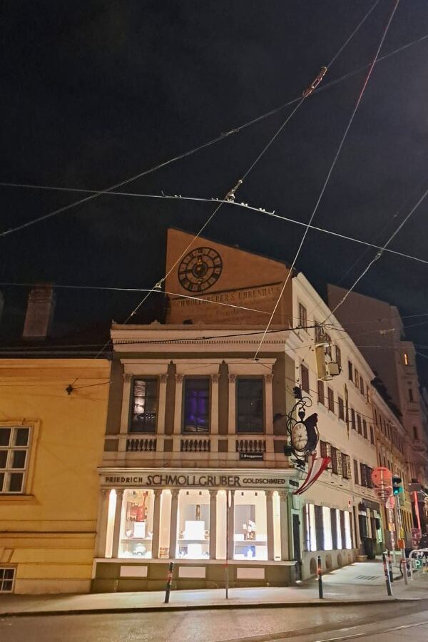 Wiens kleinstes Haus nimmt mit seiner winzigen Größe von 14 Quadratmetern und seiner charmanten Fassade einen besonderen Platz am Neubau ein. © Verena Lukanz