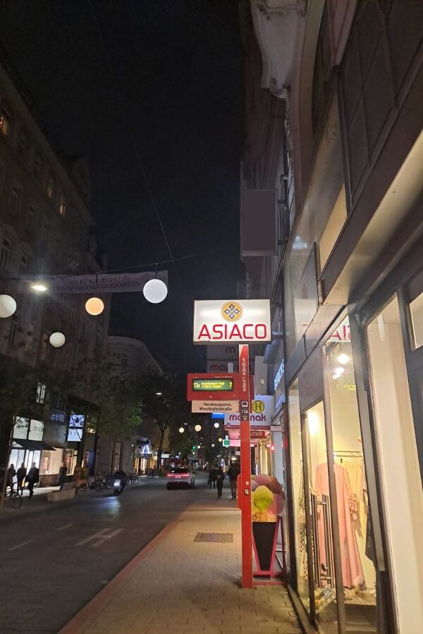Die leuchtenden Kugeln der Neubaugasse: Ein faszinierendes Lichterspiel. © Verena Lukanz