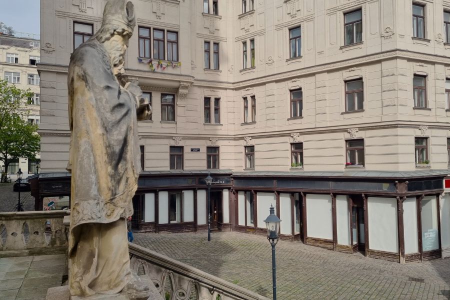 Der Platz vor der Pfarre St. Ulrich ist eine beliebte Film- und Fernsehkulisse am Neubau. Foto: © Christian Scherl