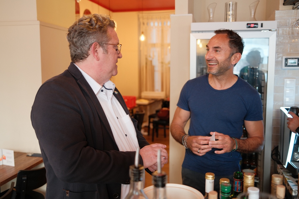 Markus Frömmel und Matteo Salice unterhalten sich bei Meet the Makers Drinks & Taste, Foto: © Wladimir Kolokolow