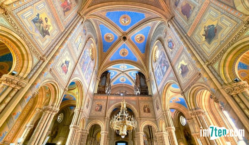 Ansicht der imposanten Deckenmalerei in der Kirche zu den Heiligen sieben Zufluchten in 1070 Wien. Foto: © Christian Scherl