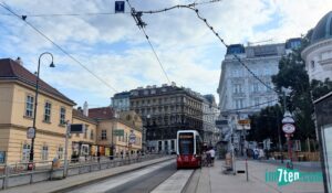 Die Straßenbahnlinie 49 fährt zwischen Volkstheater und MuseumsQuartier hinauf Richtung Urban-Loritz-Platz. Foto: © Veronika Fischer