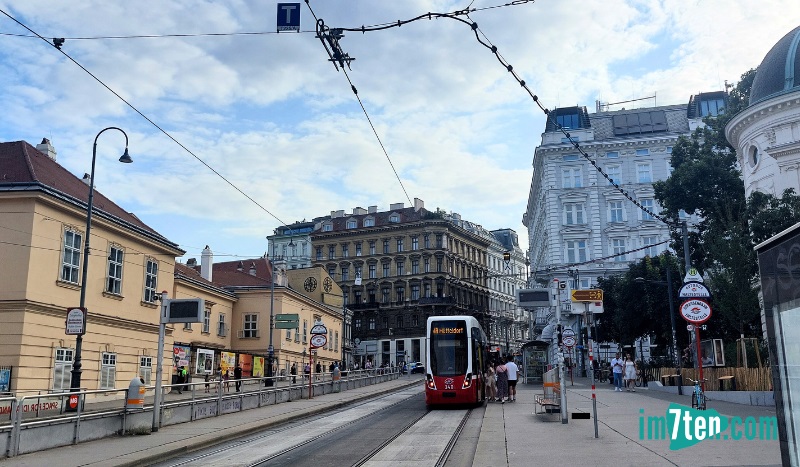 Die Straßenbahnlinie 49 fährt zwischen Volkstheater und MuseumsQuartier hinauf Richtung Urban-Loritz-Platz. Foto: © Veronika Fischer