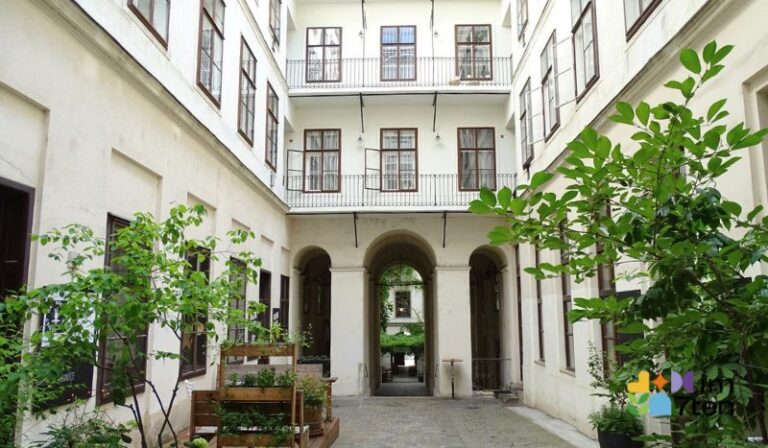 Das Schottendurchhaus ist ein Durchhaus mit Pawlatschen, das die Neustiftgasse und die Lerchenfelder Straße verbindet. Foto: © Veronika Fischer