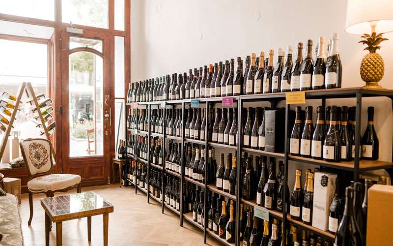 Die Regale bei Champagne Characters sind gefüllt mit Champagner und Stillweinen aus der Champagne.