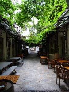 Die Gastwirtschaft im Durchhaus in der Neustiftgasse 16 findet man in einem begrünten Innenhof. Foto: © Veronika Fischer
