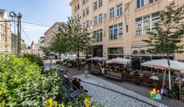 Der Siebensternplatz im Siebensternviertel ist begrünt und lädt zum Verweilen ein. Foto: © Christian Steinbrenner