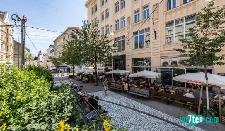 Der Siebensternplatz im Siebensternviertel ist begrünt und lädt zum Verweilen ein. Foto: © Christian Steinbrenner