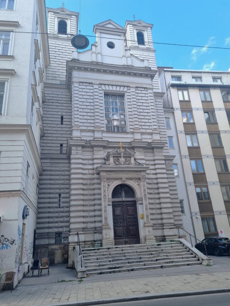 Die Mechitaristenkirche in der Neustiftgasse 4, 1070 Wien, wurde ursprünglich 1599 von Kapuzinern gegründet, nach der Zerstörung durch die Osmanen 1684 neu erbaut und später von den Mechitaristen übernommen. Foto: © Christian Scherl