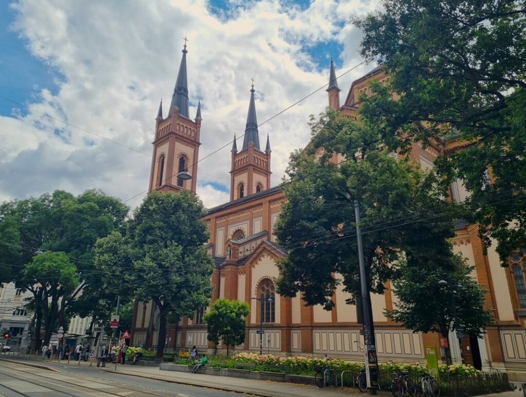 Die Pfarre Altlerchenfeld ist auch als Kirche zu den Heiligen sieben Zufluchten bekannt.
