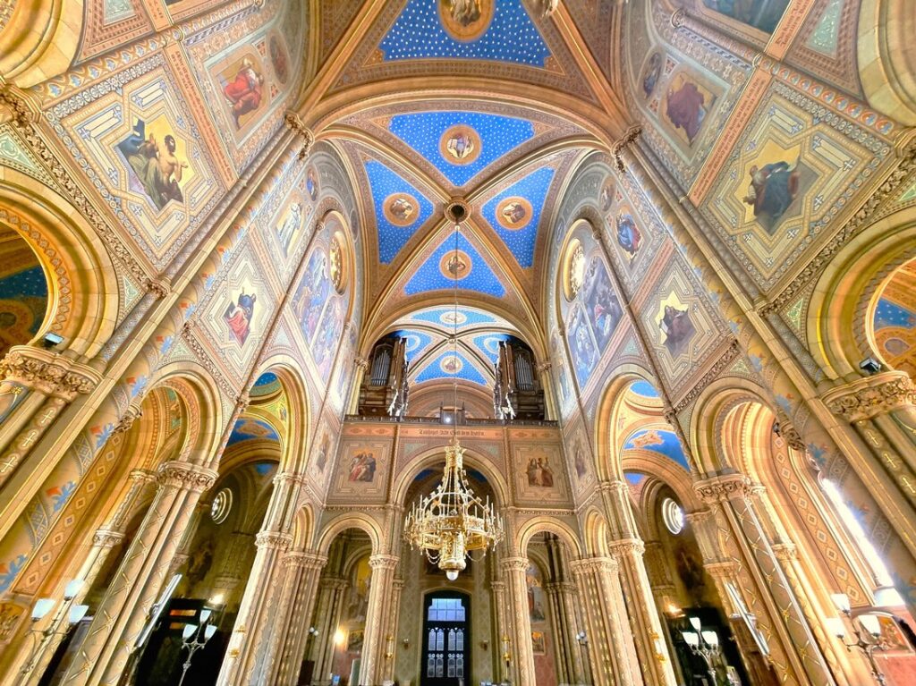 Von innen gibt sich die Kirche Altlerchenfeld wie ein Dom – ein absoluter Augenschmaus, für den man sich viel Zeit nehmen sollte, um die vielen Details zu entdecken. Foto: © Christian Scherl