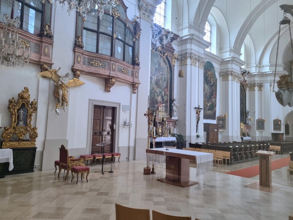 Der Altar in der St. Ulrichskirche von hinten in Richtung Kirchenschiff. Foto: © Christian Scherl