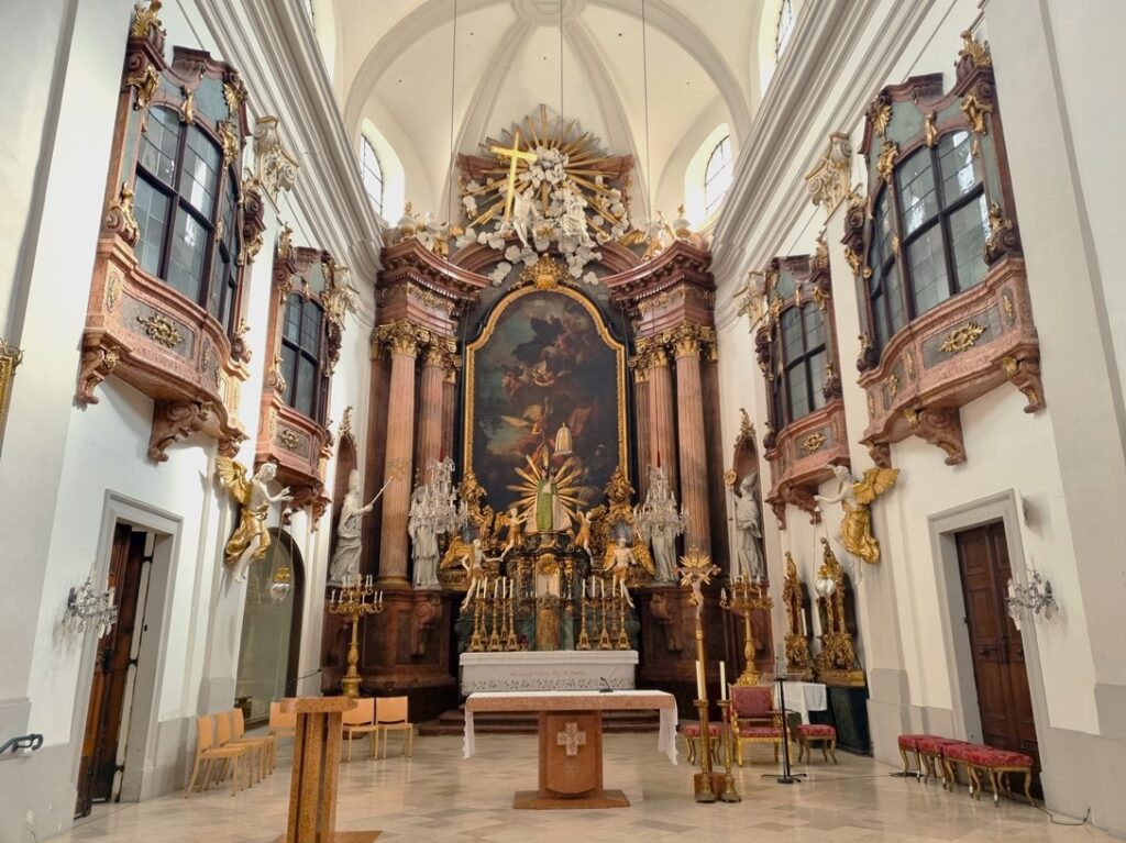 Das Hochaltarbild zeigt die Schlacht am Lerchenfeld und stammt von Paul Troger.