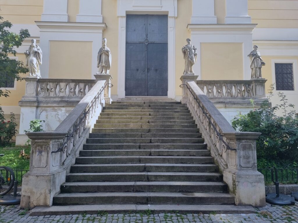 Die steinernen Stufen, die zum Kircheneingang führen, prägen den St.-Ulrichs-Platz. Foto: © Christian Scherl