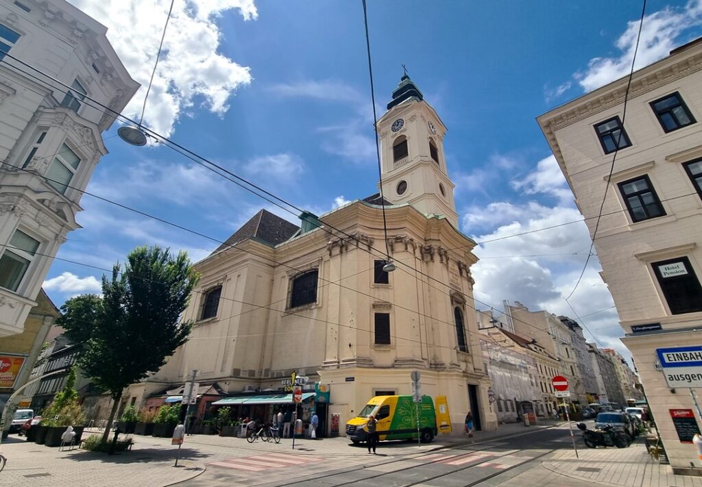 Mit ihrem markanten Fassadenturm ist die Pfarrkirche St. Laurenz am Schottenfeld ein weithin sichtbares Wahrzeichen von Neubau. Foto: © Christian Scherl
