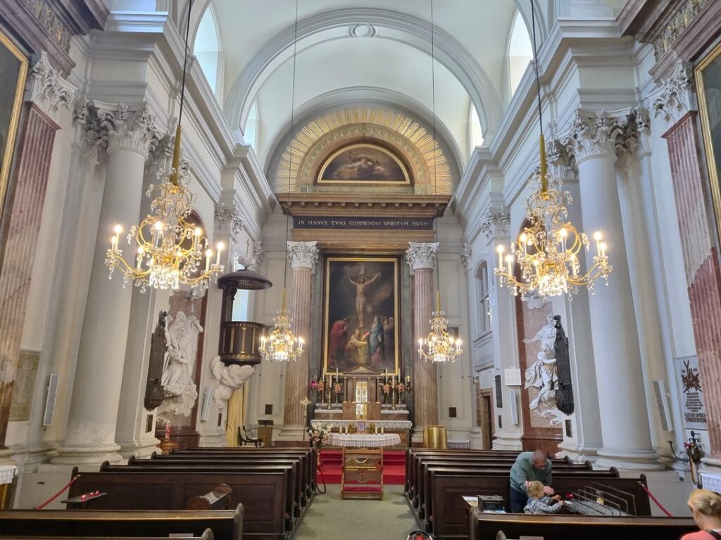 Blick auf den Altarraum der Stiftskirche in Wien. Foto: © Christian Scherl