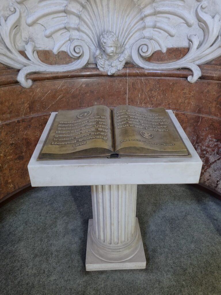 Das UNO-Denkmal, das aussieht wie ein aufgeschlagenes Buch, erinnert an Soldaten, die im Auslandseinsatz ums Leben gekommen sind. Foto: © Christian Scherl