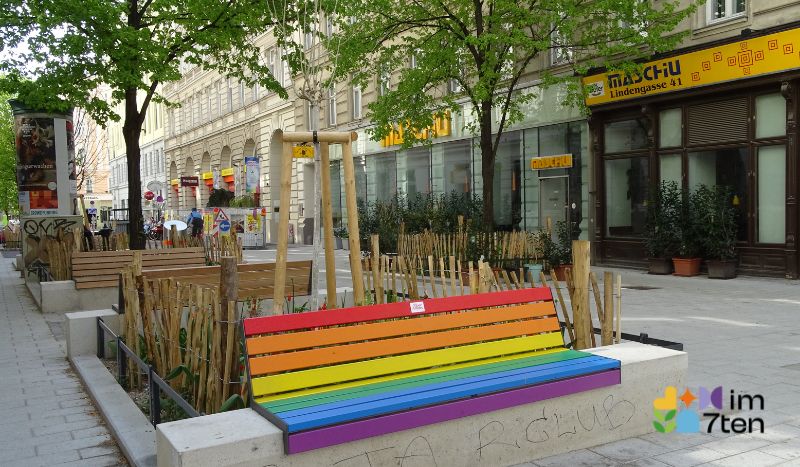 Die Regenbogenbank in der Lindengasse Ecke Neubaugasse ist eine der beliebtesten Sitzgelegenheiten am Neubau. Foto: © Veronika Fischer